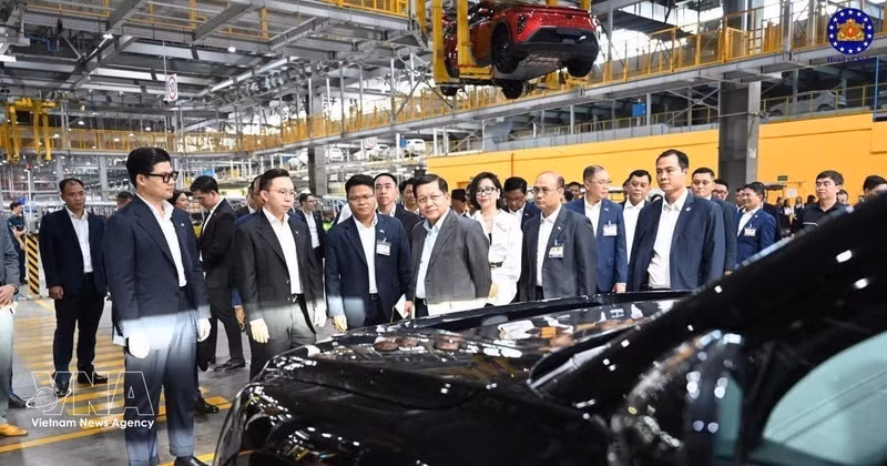 Le président du Myanmar Min Aung Hlaing visite le complexe automobile de VinFast. Photo : VNA. 