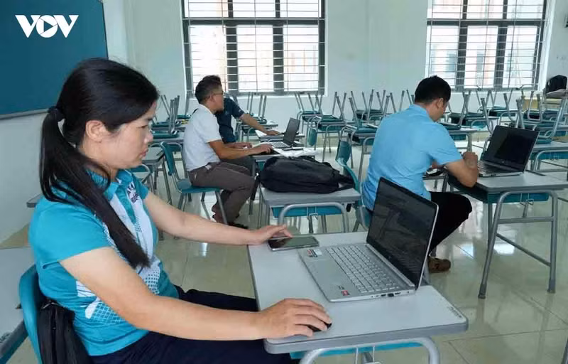Les équipes pédagogiques, les équipes chargées de la vie scolaire et celles responsables de l’internat ont été constituées. Enseignants, personnels et cadres administratifs s’emploient désormais à achever les dernières tâches avant l’arrivée des élèves. Photo : VOV