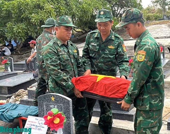 Des cadres et soldats du poste-frontière d’An Hai (province de Dak Lak) participent à l’exhumation et au prélèvement d’échantillons biologiques destinés à l’identification des dépouilles des soldats tombés au combat au cimetière des martyrs de Tuy An, dans la commune d’O Loan, province de Dak Lak (dans les Hauts plateaux du centre). Photo : bienphong.com.vn