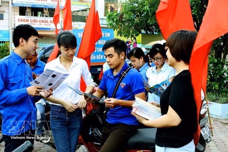 À Hanoï, des jeunes et des adolescents participent à une campagne d'information et de sensibilisation à la santé reproductive. Photo : VNA. 