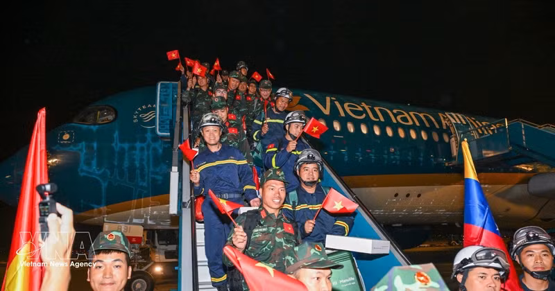 Les secouristes vietnamiens arrivent à Hanoï après avoir achevé leur mission d'assistance au Venezuela à la suite du double séisme survenu le 24 juin. Photo : VNA. 