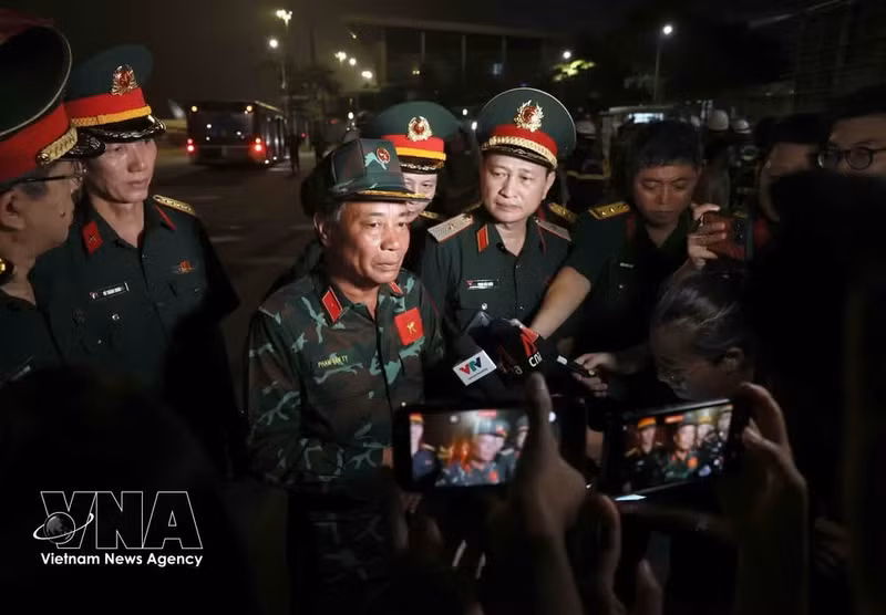 Le général de brigade Pham Van Ty, chef adjoint du Département de sauvetage et de secours (état-major général), répond à des questions de journalistes. Photo: VNA