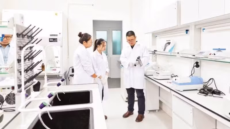 Échanges lors d'activités de recherche et de travaux pratiques entre professeurs et étudiants de l'Université nationale de Hanoï. Photo : NDEL. 