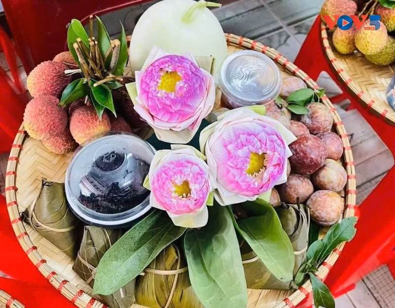 Le plateau d’offrandes du Têt Doan Ngo, composé de bánh gio et de fruits de saison, témoigne du respect des Tày et des Nùng envers leurs ancêtres et de leurs vœux de paix, de bonheur et de prospérité. Photo: VOV