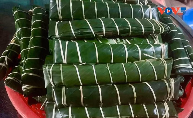 Plusieurs jours avant le Têt Doan Ngo, les familles préparent des feuilles de chit (bambou à balais), du riz gluant et une eau de cendres végétales pour préparer le bánh gio. Photo: VOV