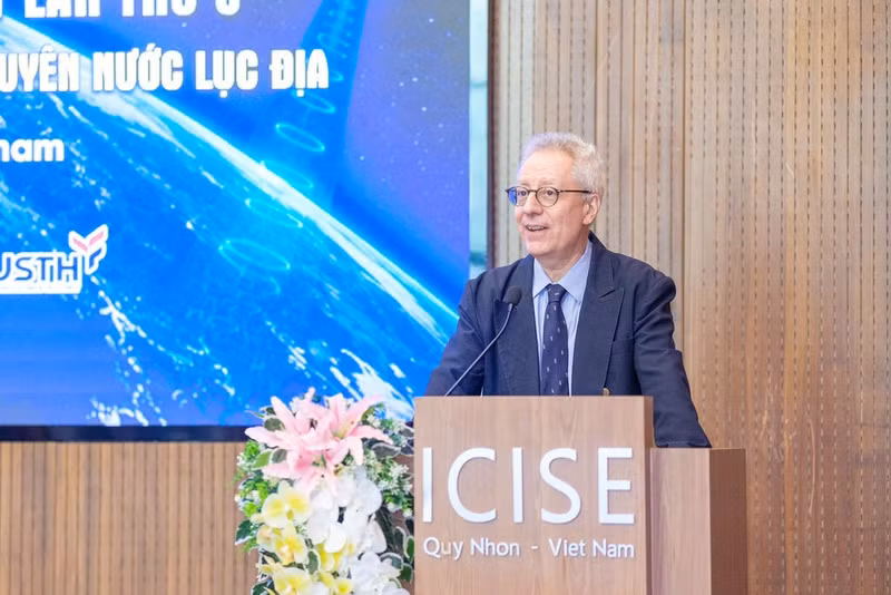 Denis Fourmeau, attaché de coopération scientifique et universitaire à l’ambassade de France au Vietnam, souligne la place croissante du spatial dans les relations entre Vietnam et France. Photo : ICISE