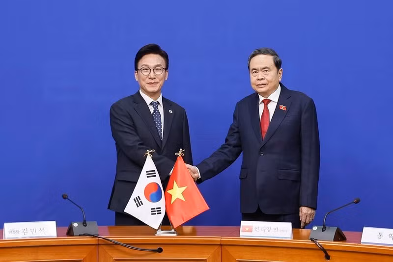 Le président de l'AN du Vietnam, Tran Thanh Man (à droite), rencontre le président du Parti démocrate de Corée, Kim Min Seok. Photo : VNA. 