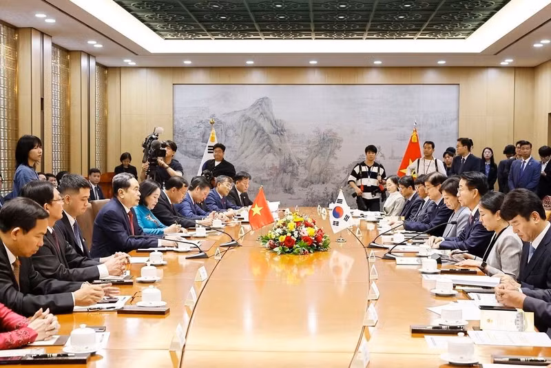Le président de l’AN vietnamienne Trân Thanh Mân (gauche) et son homologue sud-coréen Cho Jeong Sik s'entretiennent à Séoul, le 7 septembre 2026. Photo : VNA.
