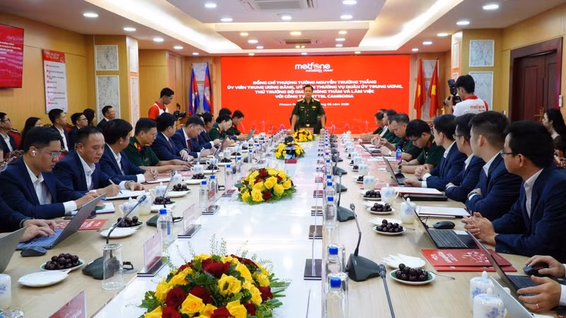 La délégation du ministère vietnamien de la Défense visite la société Viettel Cambodia (Metfone). Photo : Kieu Trinh/NDEL