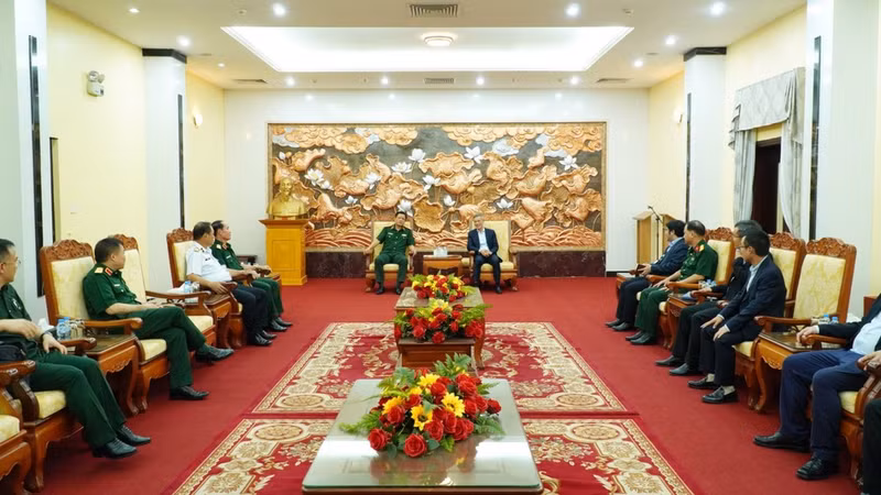 Lors de la séance de travail entre la délégation du ministère vietnamien de la Défense et l’ambassade du Vietnam au Cambodge. Photo : Kieu Trinh/NDEL