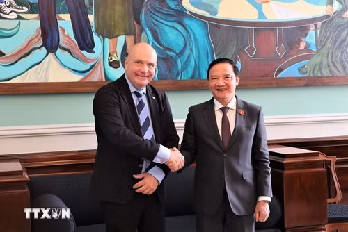 Le vice-président de l'Assemblée nationale Nguyên Khac Dinh et le président du Parlement danois Soren Gade. Photo : VNA.