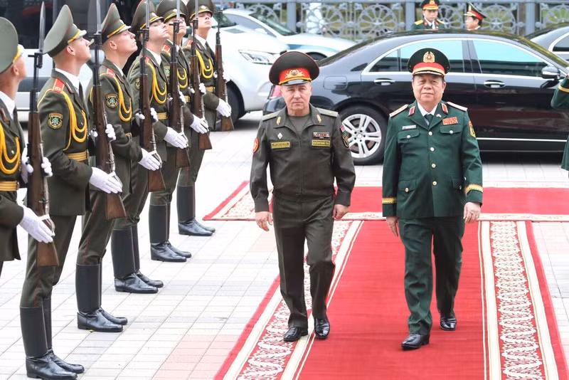 La cérémonie d’accueil du général Nguyen Trong Nghia, membre du Bureau politique du Comité central du Parti, secrétaire du Comité central du Parti. Photo : VNA. 