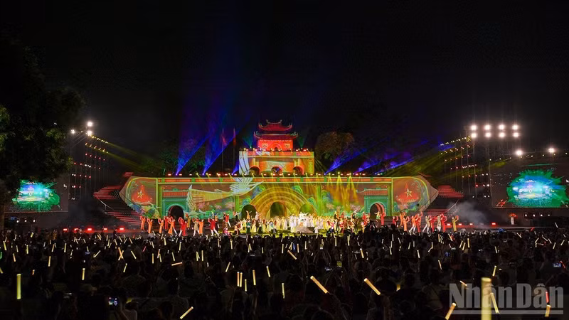 Lors de la cérémonie de clôture du 2e Festival des cultures du monde de Hanoï en 2026. Photo : NDEL.
