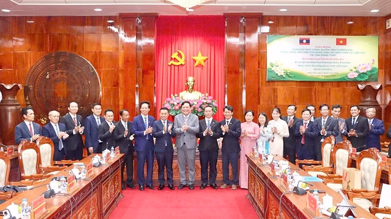Lors de la séance de travail entre les autorités de la province vietnamienne de Dong Thap et celle laotienne de Champasak, le 12 août à Dong Thap. Photo : Viet Tien/NDEL.