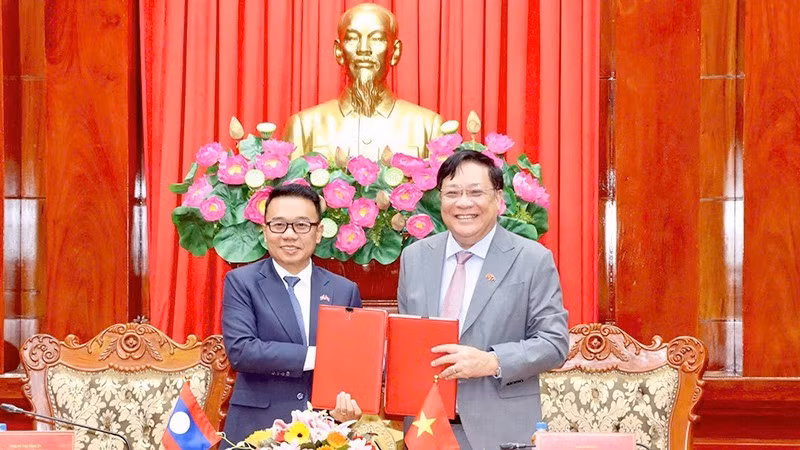SIgnature du protocole d’accord de coopération pour la période 2026 – 2030 entre la province vietnamienne de Dong Thap et celle laotienne de Champasak. Photo : Viet Tien/NDEL