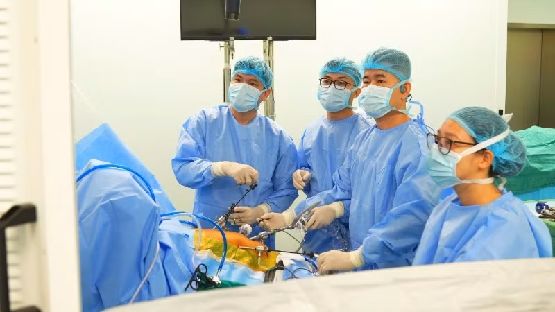 Lors d'une transplantation hépatique avec l'aide de la chirurgie laparoscopique. Photo : Hôpital central militaire 108.