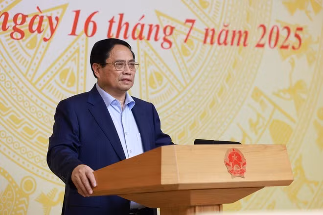 Le Premier ministre Pham Minh Chinh préside la visioconférence. Photo : VNA.