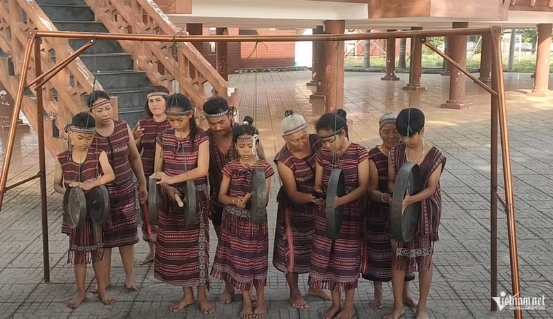 Outre les fêtes traditionnelles, la maison de la culture ethnique de Bau Chinh est également un lieu d’organisation régulière des cours de formation à la pratique des gongs, des instruments traditionnels, ou encore des danses folkloriques pour les jeunes. Photo : vietnamnet.vn