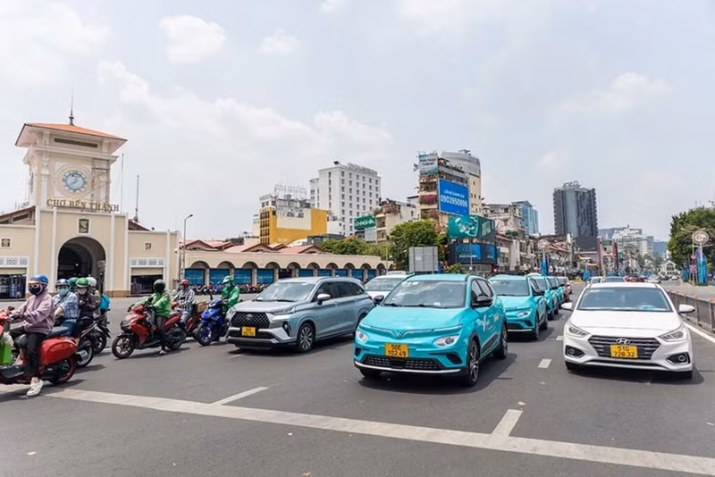 Des taxis devant le marché Bên Thành, à Hô Chi Minh-Ville. Photo: vnexpress