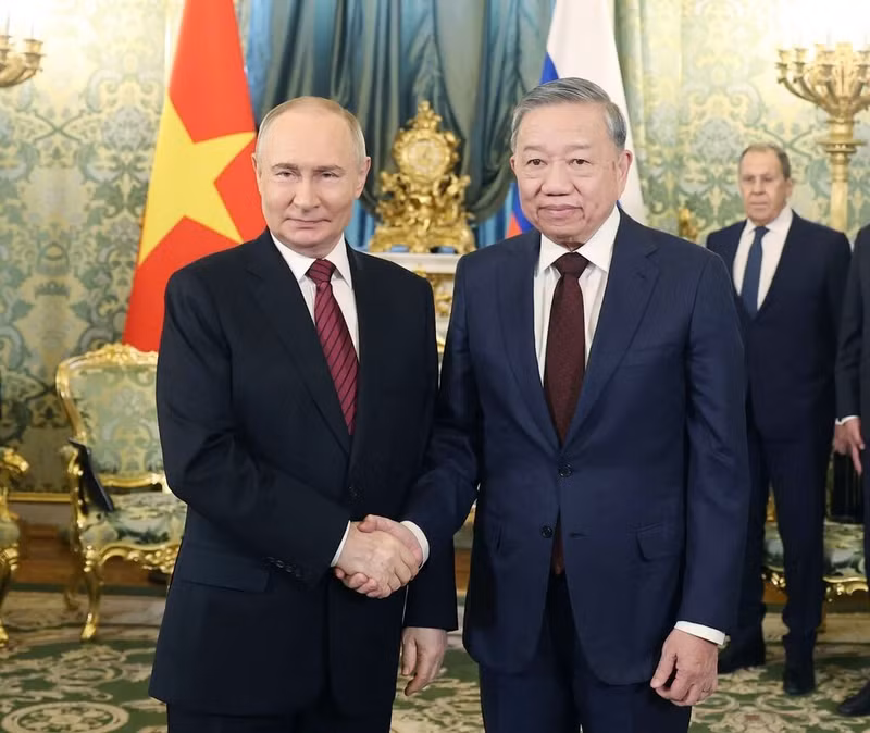 Le secrétaire général du Parti communiste du Vietnam, To Lam (droite) et le président russe Vladimir Poutine, en mai 2025 en Russie. Photo : VNA.