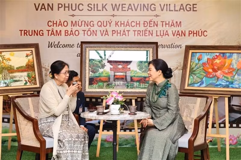 Mme Ngo Phuong Ly (droite) et Mme Kyu Kyu Hla prennent le thé au village de la soie de Van Phuc. Photo : VNA.