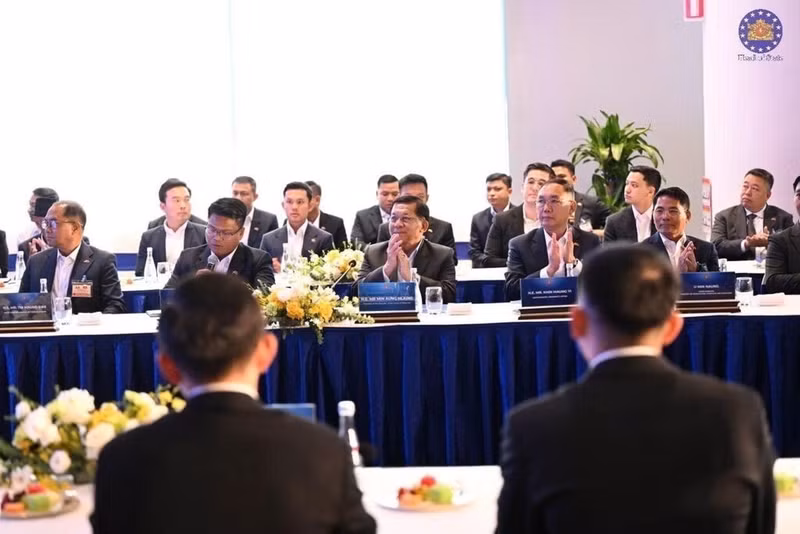 Le président du Myanmar, Min Aung Hlaing, et sa délégation de haut niveau, ont une séance de travail au complexe de production automobile de VinFast, le 4 septembre à Hai Phong (Nord). Photo : VNA.
