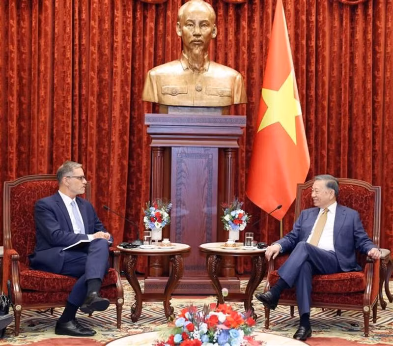 Le SG du PCV et président To Lam (droite) et l’ambassadeur de France au Vietnam, Olivier Brochet, à Hanoi, le 4 septembre. Photo : VNA.
