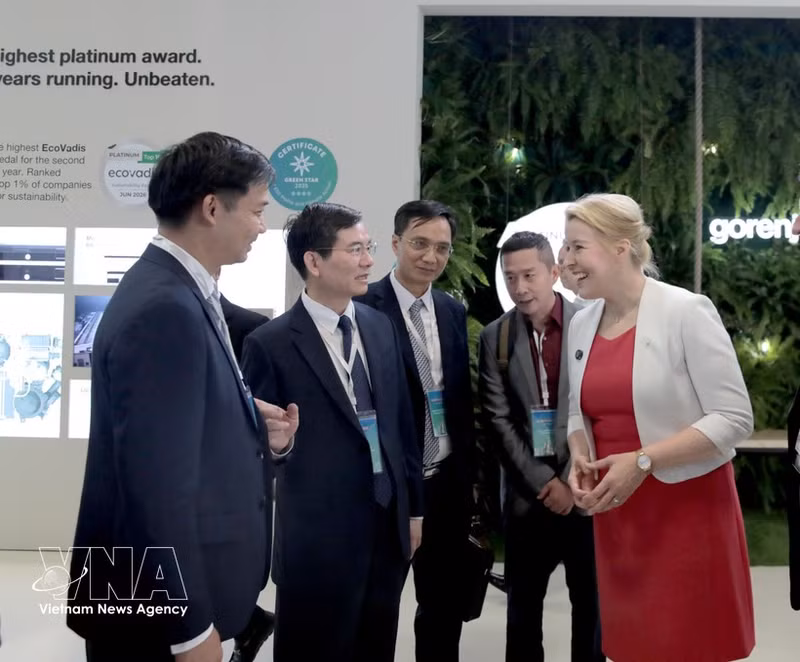 Vu Quyet Tien (2e de gauche), secrétaire adjoint du Comité du Parti de la ville de Quang Ninh et président du Comité municipal du Front de la Patrie du Vietnam, rencontre Franziska Giffey, ministre de l’Économie, de l’Énergie et des Entreprises du Land de Berlin et maire-gouverneure de Berlin. Photo : VNA. 