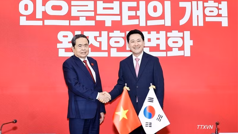 Le président de l’AN du Vietnam, Tran Thanh Man (gauche), et le président du Parti du pouvoir du peuple (PPP), Jang Dong Hyeok. Photo : VNA, 