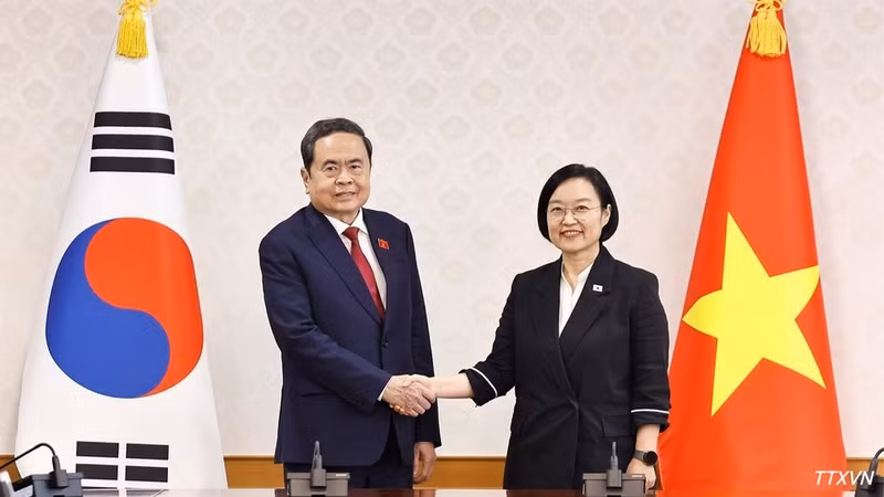Le président de l’Assemblée nationale du Vietnam Tran Thanh Man (à gauche) et la Première ministre de République de Corée Han Seong Sook. Photo : VNA. 