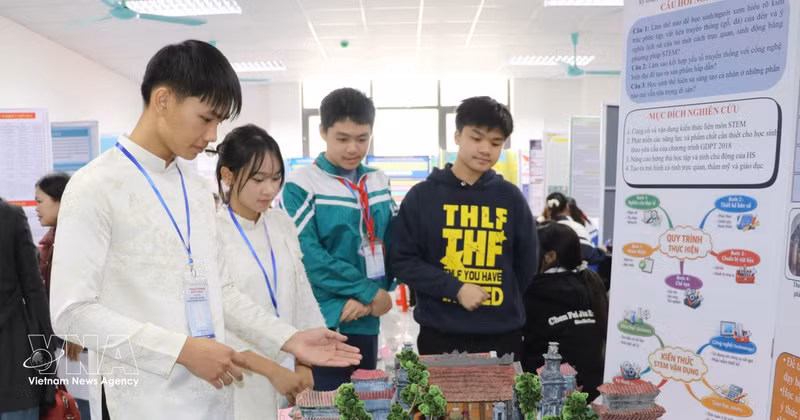 Projets d’élèves présentés lors d’un concours scientifique et d’une journée STEM à Ninh Binh, en janvier 2026. Photo : VNA. 