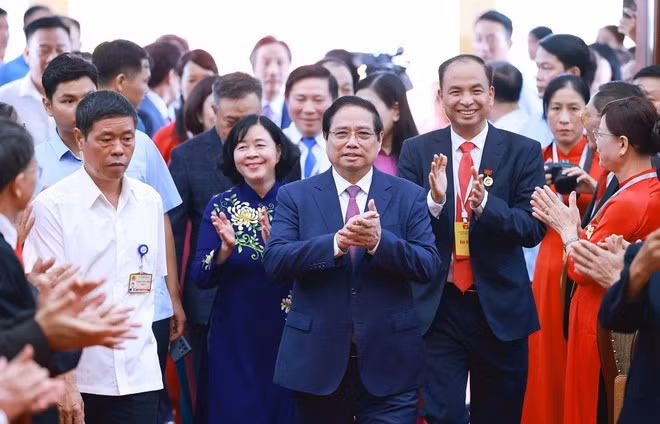 Le Premier ministre au premier Congrès de l’organisation du Parti du quartier de Tây Hô. Photo: VNA