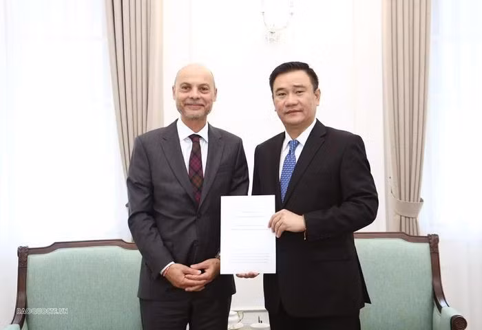 Le directeur général du Département du protocole d’État et de l’Interprétation diplomatique extérieure, Le Cong Dung (à droite), reçoit la copie des lettres de créance de l’ambassadeur de France au Vietnam, Didier Le Bret, le 17 septembre à Hanoi. Photo : baoquocte.vn