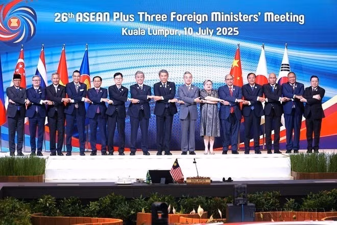 Le vice-Premier ministre et ministre des Affaires étrangères, Bui Thanh Son, pose avec les ministres des Affaires étrangères de l’ASEAN Plus Trois. Photo : VNA.