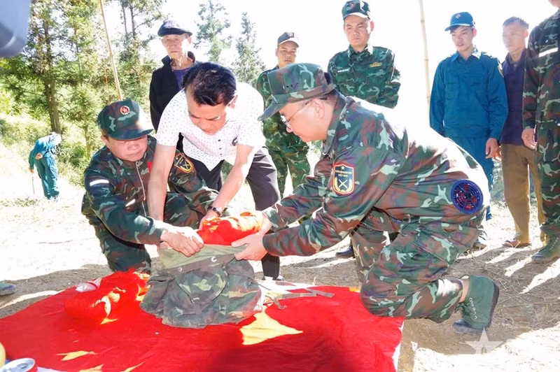 Rassemblement de deux dépouilles de martyrs identifiées dans la zone du point culminant 1 250, sur le versant sud du mont Bac, au hameau de Phu Lung, commune de Bach Dich., province de Tuyen Quang. Photo : qdnd.vn