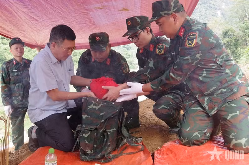 Les officiers et soldats de l’Équipe chargée de la recherche et du rassemblement des restes de martyrs relevant du Commandement militaire de la province de Tuyen Quang exercent leurs missions dans le hameau de Phin Sang, commune de Minh Tan. Photo : qdnd.vn