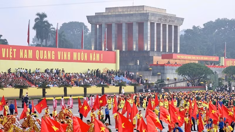 Des artistes et acteurs répètent avant la célébration du 80e anniversaire de la Fête nationale sur la place Ba Dinh. Photo : DUY LINH 