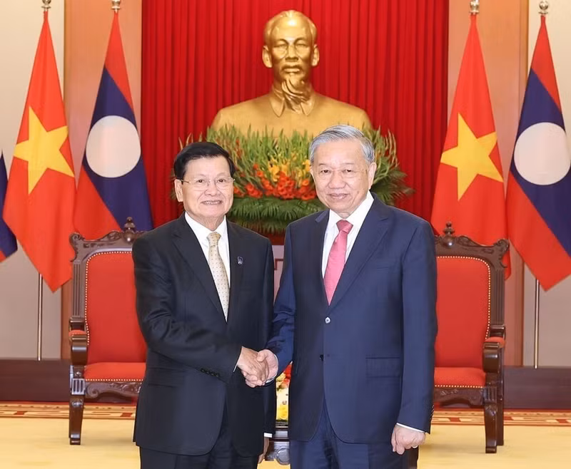 Le secrétaire général du PCV, To Lam (droite), et le secrétaire général du PPRL et président du Laos, Thongloun Sisoulith, le 25 octobre à Hanoï. Photo: VNA. 