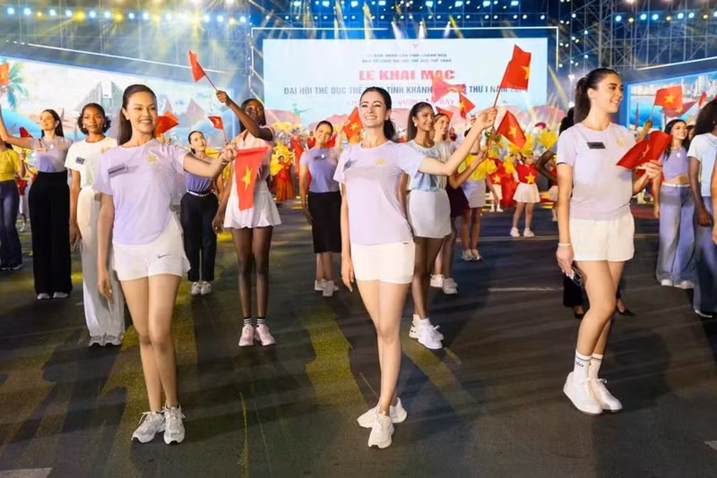 Les candidates de Miss Monde 2026 participent, en tenues dynamiques, à la cérémonie d’ouverture des Jeux sportifs de Khanh Hoa. Photo : Vnexpress