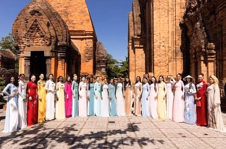 Les candidates à Miss Monde 2026 visitent les tours Cham de Po Nagar. Photo : Organisateurs. 
