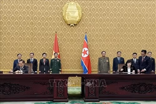 Cérémonie de signature d’accords de coopération bilatérale entre le Vietnam et la RPDC. Photo: VNA 
