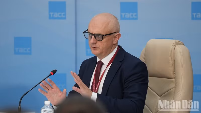 Konstantin Sidorenko, chef de l’Agence chargée des relations internationales et de l’économie extérieure du Primorié, participe à un débat organisé par l'agence de presse russe TASS. Photo : NDEL