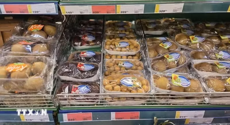 Des ramboutans et des longanes frais du Vietnam sont présentés dans les rayons du supermarché METRO aux côtés de produits provenant d'autres pays. Photo : VNA.