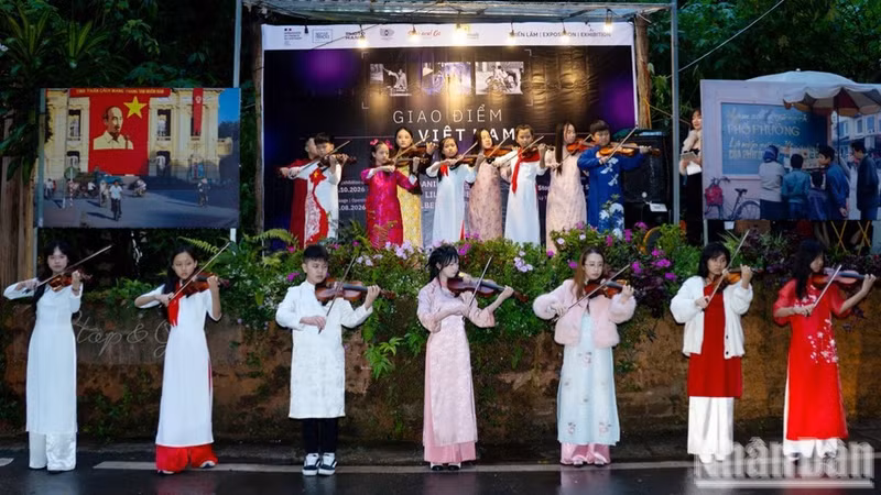 Lors du vernissage de l'exposition photographique intitulée « L’Intersection du Vietnam », le 20 août dans le quartier de Xuan Huong – Da Lat, province de Lam Dong. Photo : NDEL.