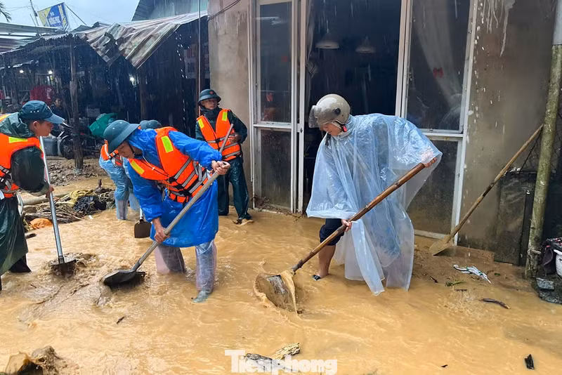 Selon Ho Van Tam, secrétaire de l'antenne de l'Union de la jeunesse communiste Hô Chi Minh de la commune de Tra Tan, face à la gravité des pluies et inondations au Centre ces derniers jours, une équipe de jeunes volontaires s'est mobilisée afin de soutenir les personnes dans les zones gravement inondées. Photo : tienphong.vn