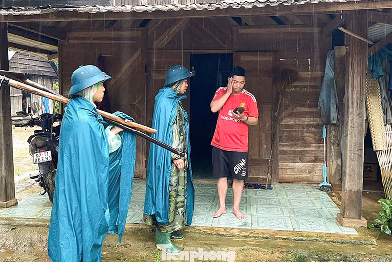 En coordination avec les jeunes, les autorités locales ont procédé à l'évacuation et au déplacement des foyers vivant dans des zones menacées par les glissements de terrain et les crues soudaines vers des lieux sûrs. Photo : tienphong.vn