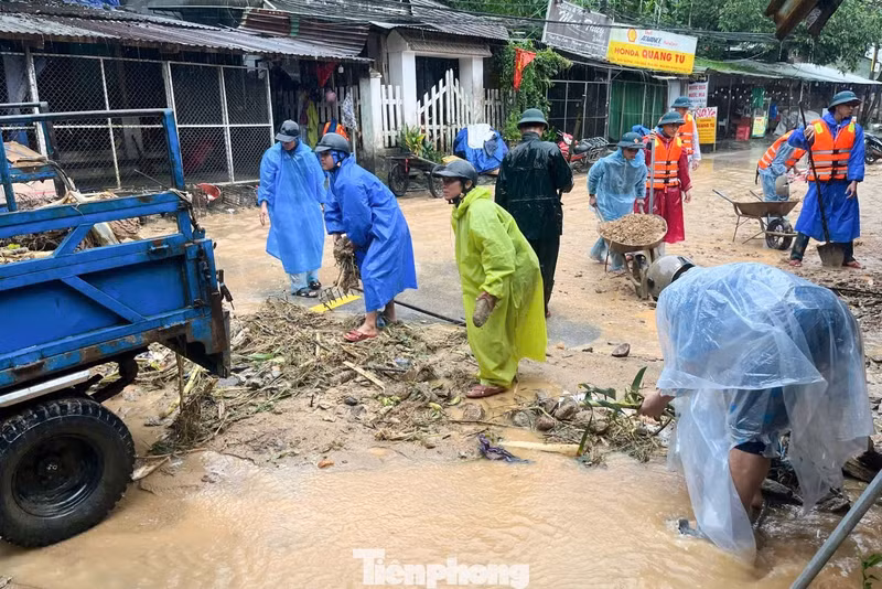 Les crues et inondations perturbent la vie des habitants. Photo : tienphong.vn