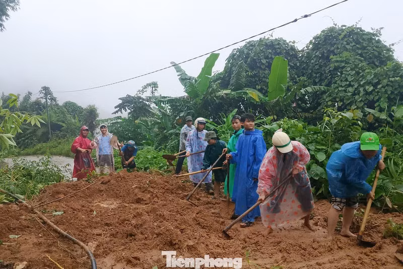 Selon Le Cong Hung, secrétaire de l'antenne de l'Union de la jeunesse communiste Hô Chi Minh de la ville de Da Nang, de nombreuses équipes de jeunes bénévoles se sont mobilisées avec des tâches spécifiques telles que : coopérer étroitement avec les autorités locales pour préparer et fournir en temps utile les produits de première nécessité comme les vivres, les denrées alimentaires ou les gilets de sauvetage, installer des panneaux d'avertissement de danger dans les zones profondément inondées, évacuer les habitants des zones dangereuses vers des lieux sûrs, assurer la sécurité des personnes et des biens pendant la saison des inondations, soutenir le nettoyage des zones de glissements de terrain, etc. Photo : tienphong.vn