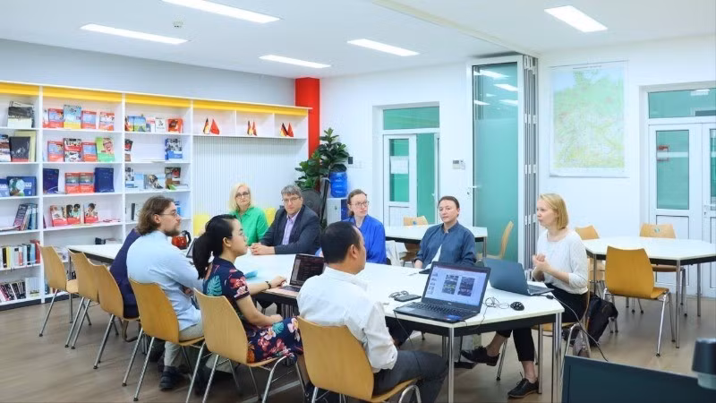 Séance de travail entre les responsables de l’Université de Tartu (Estonie) et de l’Université de Hue (Vietnam) pour promouvoir la coopération bilatérale dans l'éducation et la formation.