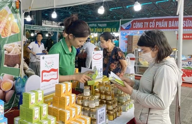 Des clients au MM Mega Market Thang Long. Photo : hanoimoi.vn 
